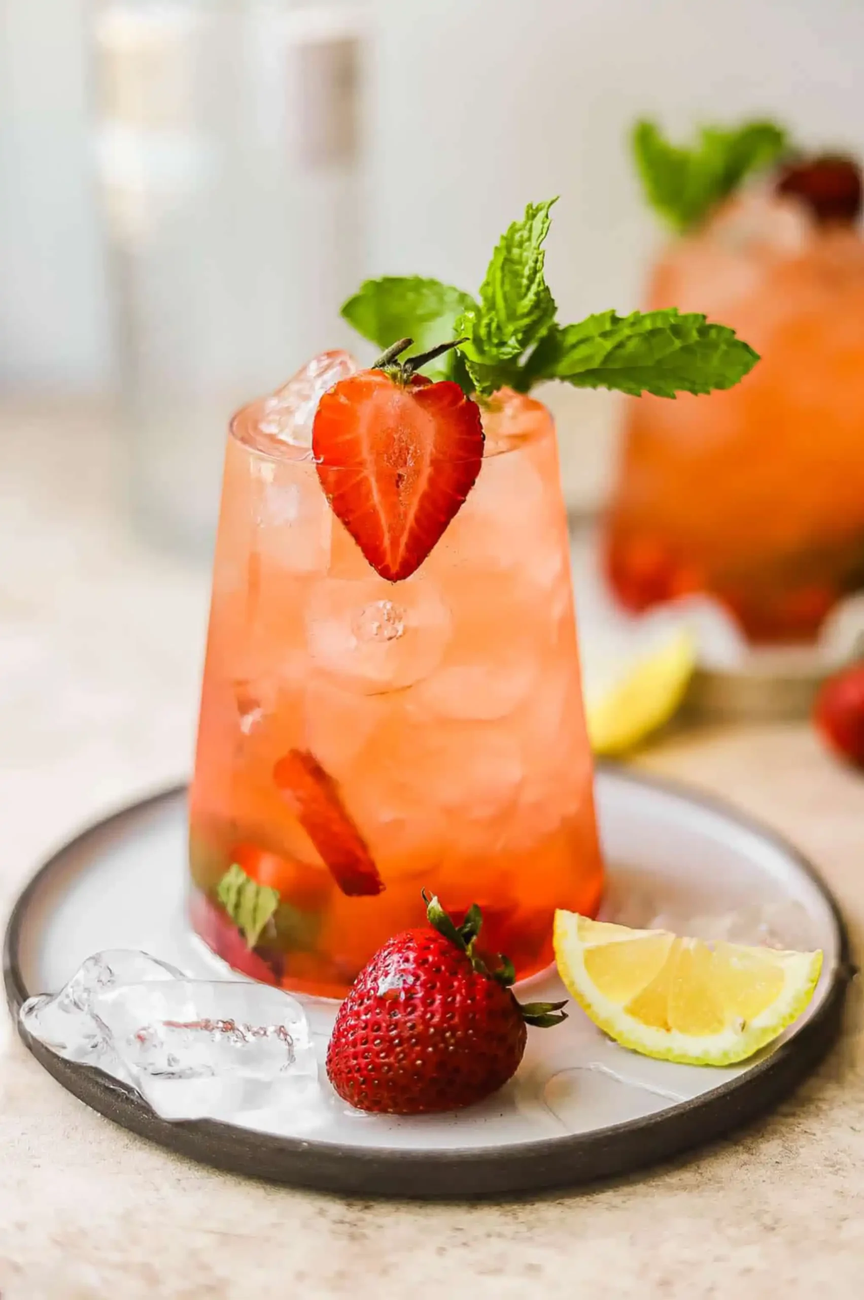 لیموناد توت فرنگی، یکی از نوشیدنی های خنک تابستانه